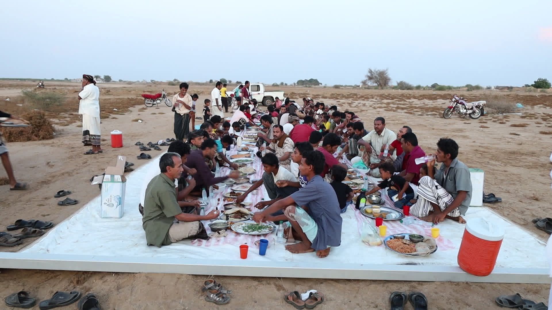 الصورة لأبناء القرى في حيران حسب عاداتهم حيث يجتمع سكان القريه في إفطار جماعي.